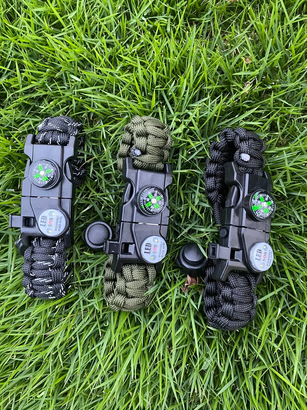 Bracelet de Survie Paracord Multifonctionnel – LED SOS, Couteau, Sifflet, Compas – Équipement Outdoor Camping Urgence
